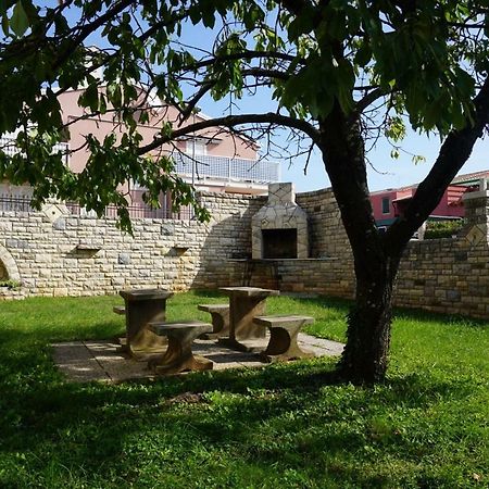 Hotel Mariella à Bašanija Extérieur photo
