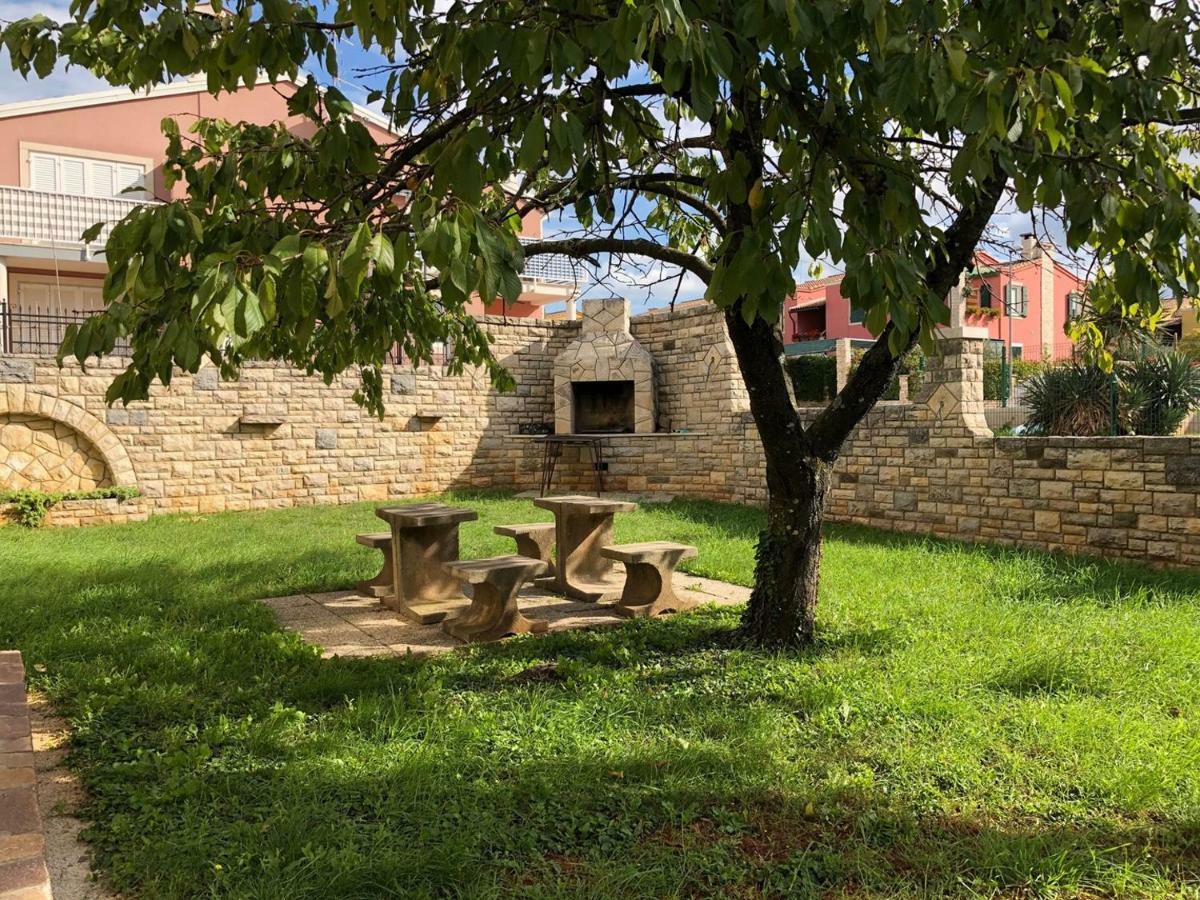 Hotel Mariella à Bašanija Extérieur photo