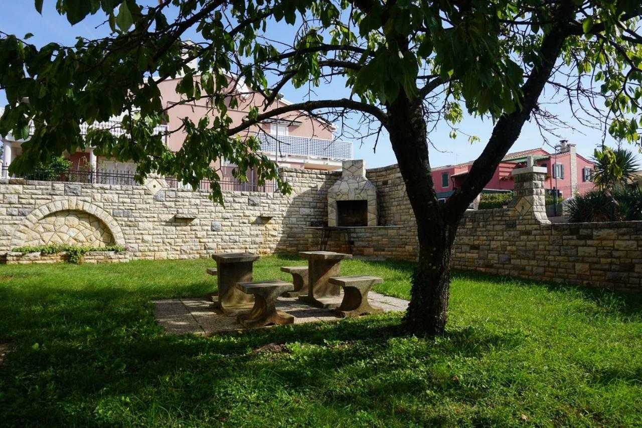 Hotel Mariella à Bašanija Extérieur photo